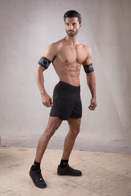 دو دستگاه بازوبند دکمه‌ای ای ام اس + یک کنترلر